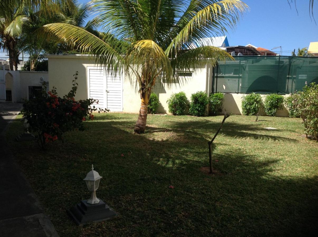 Lovely Apartment In Flic En Flac, Close To The Beach And All Amenities. Bagian luar foto