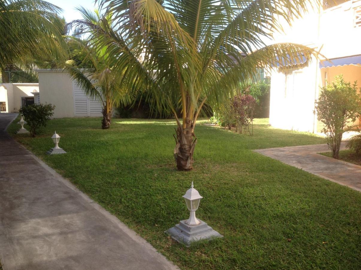 Lovely Apartment In Flic En Flac, Close To The Beach And All Amenities. Bagian luar foto